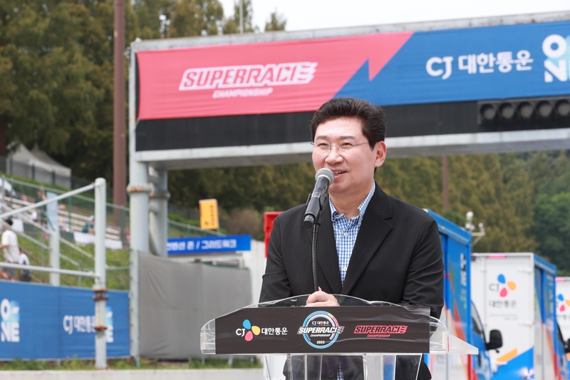 20일 용인특례시 에버랜드 스피드웨이에서 열린 '2023 CJ대한통운 슈퍼레이스 챔피언십' 대회에서 개막사를 하고 있는 이상일 용인특례시장.