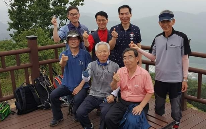 화성시 비봉면 소재 태행산 정상에서 촬영한 전현직 공무원들의 산행 모습.