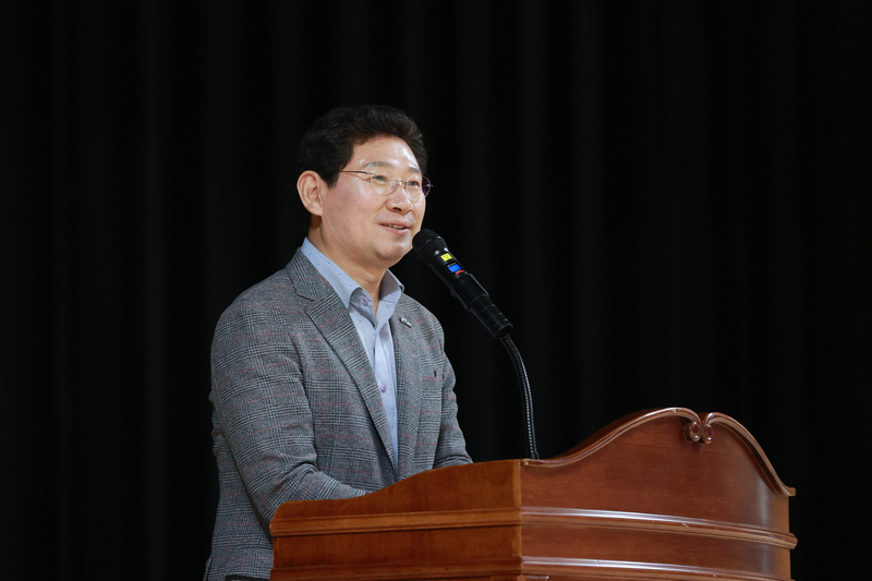 1일 용인실내체육관에서 열린 ‘제10회 용인특례시 지도자배 생활체육 탁구대회’에서 축사를 하고 있는 이상일 용인특례시장.