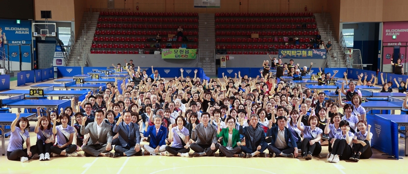 1일 용인실내체육관에서 열린 ‘제10회 용인특례시 지도자배 생활체육 탁구대회’에 참석한 이상일 용인특례시장과 선수들의 모습