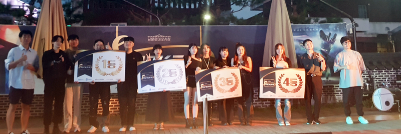 9일 남문로데오거리 청소년문화공연장에서 열린 '남문로데오 스피커 페스티벌 패자부활전' 입상자들이 기념촬영을 하고 있다.