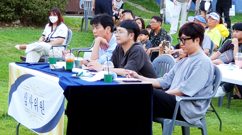 9일 남문로데오거리 청소년문화공연장에서 열린 '남문로데오 스피커 페스티벌 패자부활전' 심사위원들이 심사를 하고 있다.
