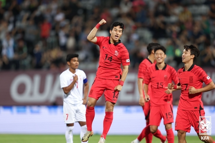 22세 이하 남자 축구 국가대표팀 백상훈이 2일 오후 8시 창원축구센터주경기장에서 열린 2024 AFC U-23 아시안컵 B조 예선 3차전에서 전반 5분 만에 선제골을 기록하고 세리머니를 하고 있다. (KFA 제공)