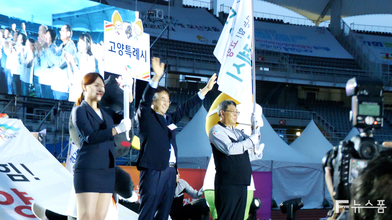 선수단 입장식에서 마지막으로 입장한 개최지 고양특례시 이동환 시장이 관객들을 향해 손 흔들어 인사하고 있다.