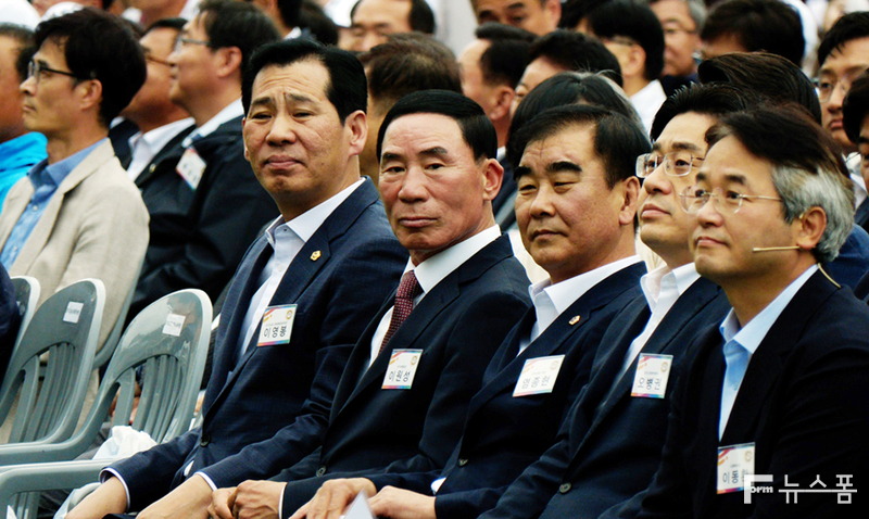 15일 오후 5시 고양종합운동장에서 열린 '제34회 경기도생활체육대축전 2023 고양' 개회식에는 이원성 경기도체육회장, 이동환 고양특례시장, 오병권 경기도 행정1부지사, 염종현 경기도의회 의장, 김영식 고양특례시의회 의장을 비롯한 31개 시장·군수, 국회의원, 도의원, 시의원, 종목단체장 등 인사들과 시민 약 2만여 명이 참석해 대회 개최를 축하했다.