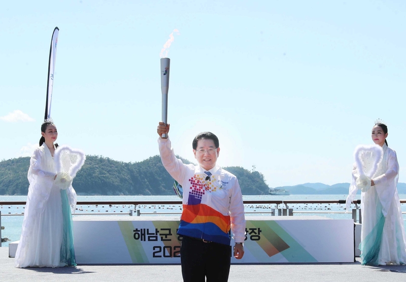 10월과 11월 전남에서 열리는 제104회 전국체전과 제43회 전국장애인체전을 밝게 비춰줄 성화가 18일 해남 땅끝에서 특별 채화됐다.