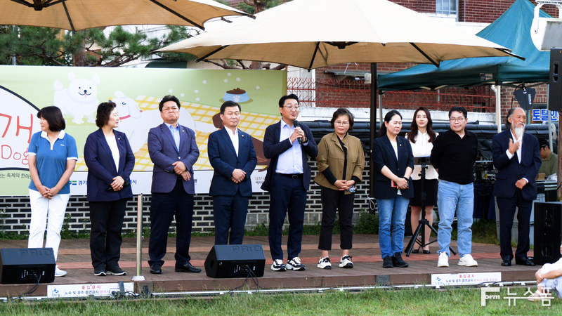 23일 오후 남문로데오 청소년공연장에서 열린 '수원다함개 펫크닉' 개최를 축하해주기 발걸음을 한 경기도의원들과 수원특례시의원들. (오른쪽에서 첫번째) 그리고 이들을 직접 무대로 초대한 최극렬 수원시상인연합회장.