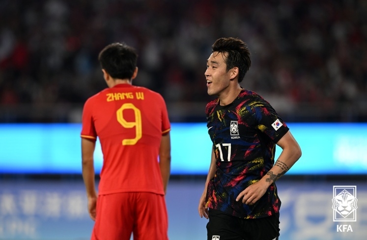 송민규가 중국과의 8강전에서 1-0으로 앞선 전반 추가골을 넣은 뒤 기뻐하고 있다.