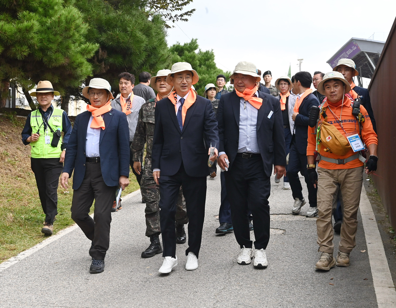 ‘디엠지(DMZ) 자유·평화 대장정’ 2기 원정대가 4일 파주 임진각 DMZ생태관광지원센터 야외공연장에서 출정식을 열고 7일간의 여정을 시작했다. 이날 출정식에는 오후석 경기도 행정2부지사, 신범철 국방부차관, 김경일 파주시장, 이한국·고준호 경기도의회 의원, 조원용 경기관광공사 사장, 서진하 육군 제1보병사단장 등이 참석했다.