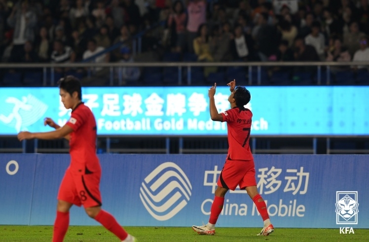 정우영이 일본과의 결승전에서 1-1 동점골을 만든 뒤 세리머니하고 있다. 정우영은 대회 8골로 득점왕에 올랐다.