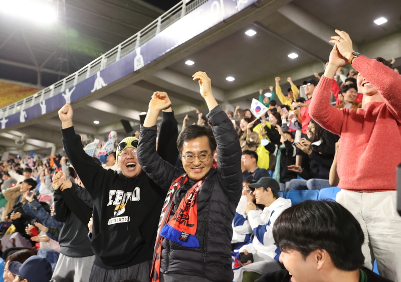 경기도 10월 7일 수원월드컵경기장 주 경기장에서 마련한 제19회 항저우 아시안게임 남자 축구 결승 시민응원전에서 김동연 경기도지사가 손을 들어올리며 시민응원전 최초 제안자인 지유찬 군과 함께 세리머니를 하고 있다.