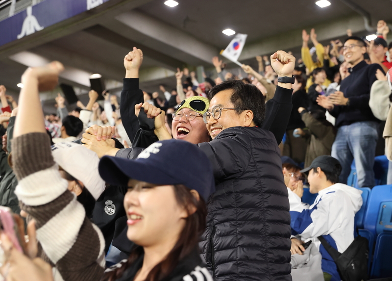 경기도 10월 7일 수원월드컵경기장 주 경기장에서 마련한 제19회 항저우 아시안게임 남자 축구 결승 시민응원전에서 김동연 경기도지사가 시민응원전 최초 제안자인 지유찬 군과 감격의 포옹을 나누고 있다.