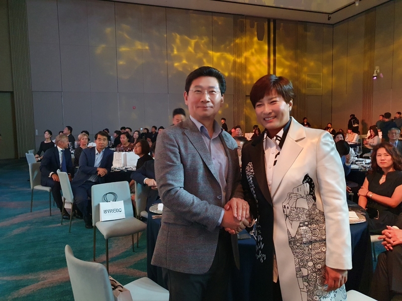 지난 6일 부산광역시 롯데시그니엘 부산에서 열린 '2023 박세리 월드매치' 갈라디너에 참석한 이상일 용인특례시장과 박세리 감독이 악수를 나누고 있다.