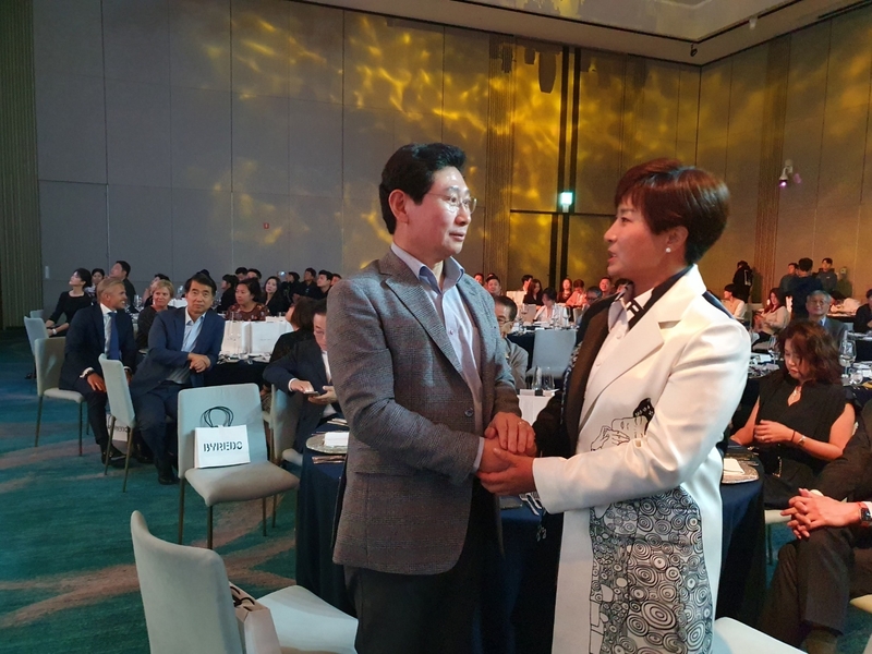 지난 6일 부산광역시 롯데시그니엘 부산에서 열린 '2023 박세리 월드매치' 갈라디너에 참석한 이상일 용인특례시장과 박세리 감독이 인사를 나누고 있다.