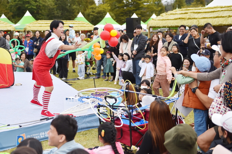 주말을 맞아 나들이 나온 가족들이 함께 바우덕이 축제를 즐기고 있다.
