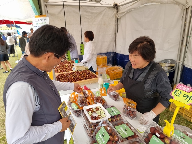 안성시가 지난 6일 대한민국 대표 문화관광축제인 2023 남사당 바우덕이 축제를 개막한 가운데 다양한 공연과 체험프로그램, 농특산물 직거래 장터 등을 운영하며 관람객들의 큰 호응을 받고 있다고 밝혔다.