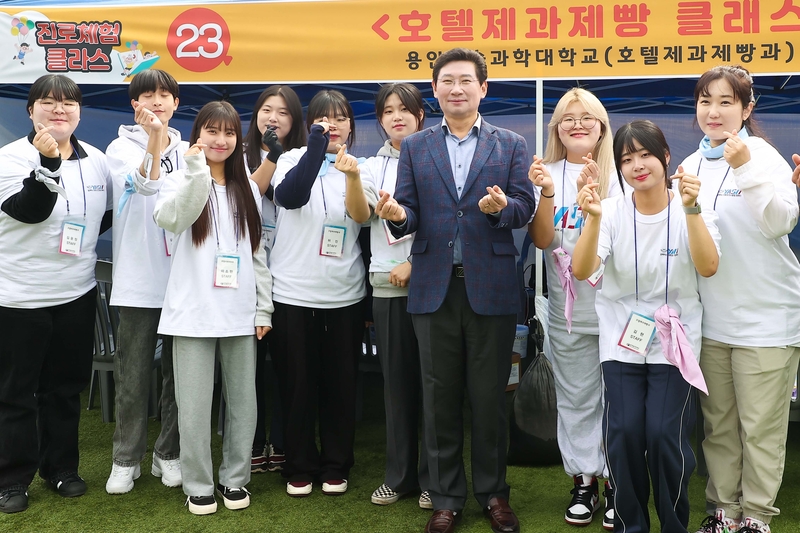 용인특례시(시장 이상일)가 지난 7일 청소년들이 재능을 뽐내고 다양한 문화를 체험할 수 있는 ‘2023년 제5회 용인시 청소년축제’를 개최했다. 이날 행사장을 찾은 이상일 용인특례시장은 지역의 문화와 진로, 안전, 과학 등의 분야로 구성된 체험 부스를 직접 찾아 프로그램에 참여하고, 관계자들에게 격려의 인사를 전했다.