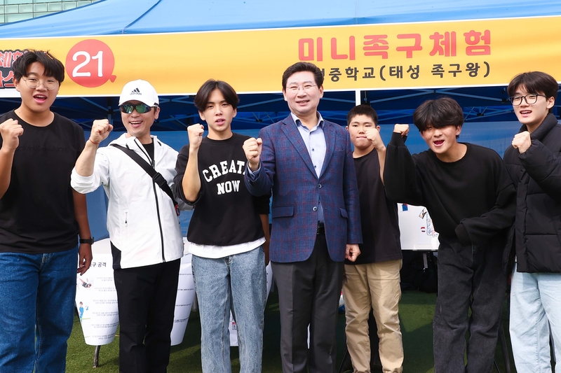 용인특례시(시장 이상일)가 지난 7일 청소년들이 재능을 뽐내고 다양한 문화를 체험할 수 있는 ‘2023년 제5회 용인시 청소년축제’를 개최했다. 이날 행사장을 찾은 이상일 용인특례시장은 지역의 문화와 진로, 안전, 과학 등의 분야로 구성된 체험 부스를 직접 찾아 프로그램에 참여하고, 관계자들에게 격려의 인사를 전했다.