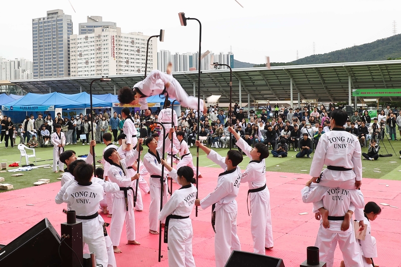 용인특례시(시장 이상일)가 지난 7일 청소년들이 재능을 뽐내고 다양한 문화를 체험할 수 있는 ‘2023년 제5회 용인시 청소년축제’를 개최했다. 기념식에 앞서 ‘드로잉 매직쇼’와 ‘태권도 시범단 공연’, ‘길놀이, 대취타’ 국악 공연이 열렸고 청소년들은 춤과 노래, 밴드 동아리 공연을 통해 무대 위에서 주인공이 됐다.