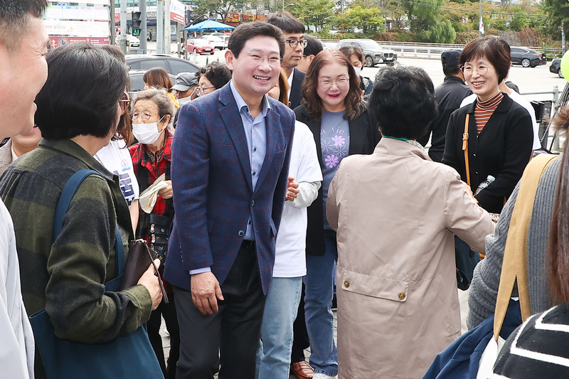 용인특례시 수지구 지역 주민들의 축제인 ‘제11회 수지나눔문화축제’가 7일 수지구청 광장에서 열렸다. 이날 행사장을 찾은 이상일 용인특례시장은 지역 주민들을 직접 만나 이야기를 듣고, 광장에 마련된 체험 행사에 참여하는 등 적극적인 소통 활동을 펼쳤다.