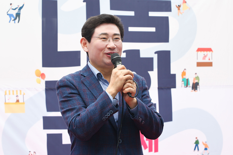 용인특례시 수지구 지역 주민들의 축제인 ‘제11회 수지나눔문화축제’가 7일 수지구청 광장에서 열렸다. 이날 행사장을 찾은 이상일 시장은 축사를 통해 “수지노인복지관이 어르신의 날을 맞이해 준비한 나눔 문화 축제에 많은 시민들이 행복한 시간을 보내기를 바란다”고 말했다.