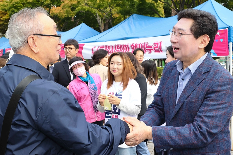 용인특례시 수지구 지역 주민들의 축제인 ‘제11회 수지나눔문화축제’가 7일 수지구청 광장에서 열렸다. 이날 행사장을 찾은 이상일 용인특례시장은 지역 주민들을 직접 만나 이야기를 듣고, 광장에 마련된 체험 행사에 참여하는 등 적극적인 소통 활동을 펼쳤다.