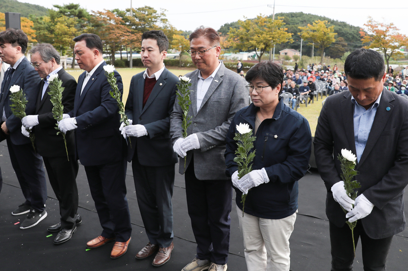 지난 7일 안산 단원구 선감동 경기창작센터에서 열린 제8회 선감학원 추모문화제에 참석한 안산시의회 의원들이 헌화하고 있다.