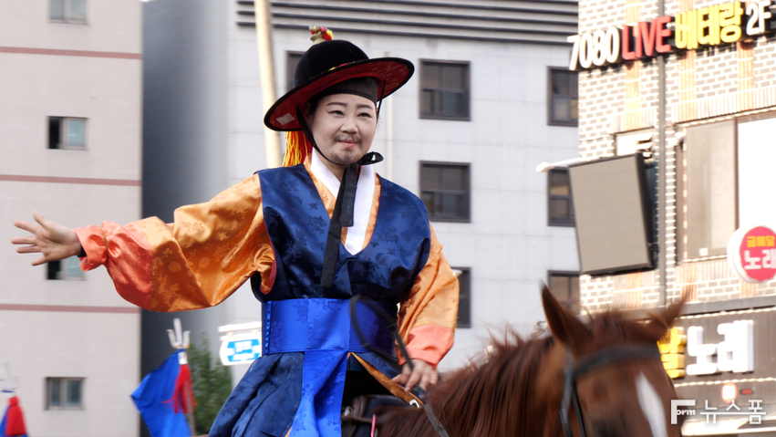 창덕궁부터 수원화성, 화성 융릉까지 정조대왕의 1795년 을묘년 원행을 재현하는 '2023 정조대왕 능행차 공동재현'은 지난 8일 시작됐다. 전날 창덕궁에서 출발한 행렬은 9일 오후 4시께 장안문 일대에 도착했다.
