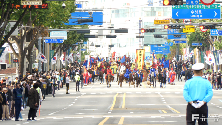 창덕궁부터 수원화성, 화성 융릉까지 정조대왕의 1795년 을묘년 원행을 재현하는 '2023 정조대왕 능행차 공동재현'은 지난 8일 시작됐다. 전날 창덕궁에서 출발한 행렬은 9일 오후 4시께 장안문 일대에 도착했다.