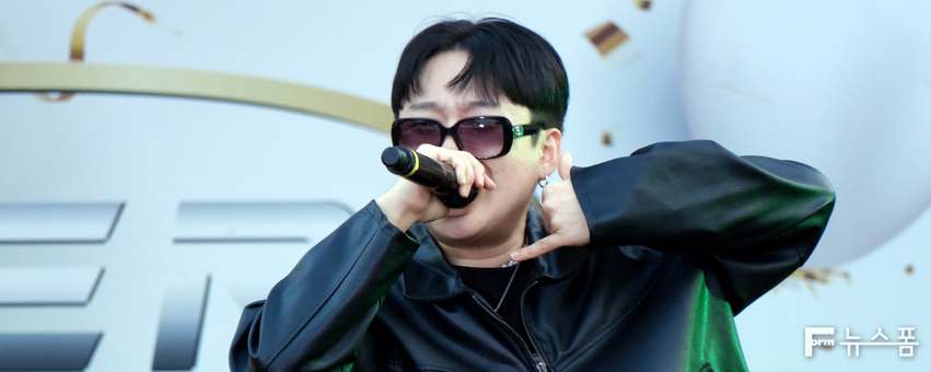 '스피커 페스티벌' 왕중왕전 축하무대를 장식해준 가수 뮤진.