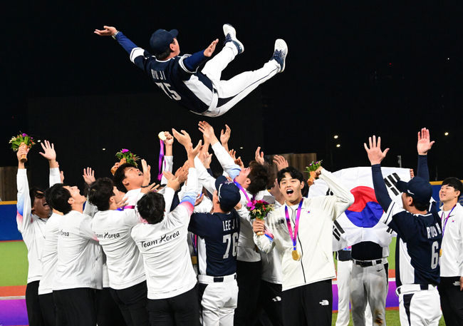 KBO 일본에서 열리는 ‘아시아 프로야구 챔피언십(APBC) 2023’ 대표팀 감독으로 ‘2022 항저우 아시안게임’에서 야구 대표팀을 대회 4연패로 이끈 류중일 감독을 선임했다.. 사진은 2022 항저우 아시안게임 야구 대표팀이 대만을 꺾고 우승을 확정한 뒤 류중일 감독과 세리머니를 하고 있는 모습. (KBO 제공)