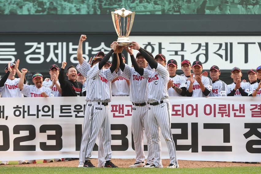 10월 15일 잠실에서 두산을 꺾고 2023 페넌트레이스 1위로 시즌을 마감한 LG 선수들이 우승 트로피를 들어올리며 기념촬영을 하고 있다. (LG트윈스 제공)