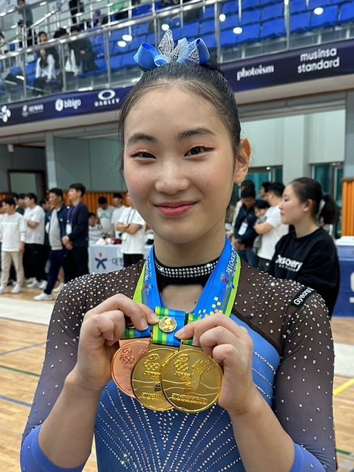 제104회 전국체육대회 체조 여고부 3관왕을 달성한 경기체고 임수민 선수가 메들을 들어보이며 환하게 웃고 있다. (경기체고 제공)