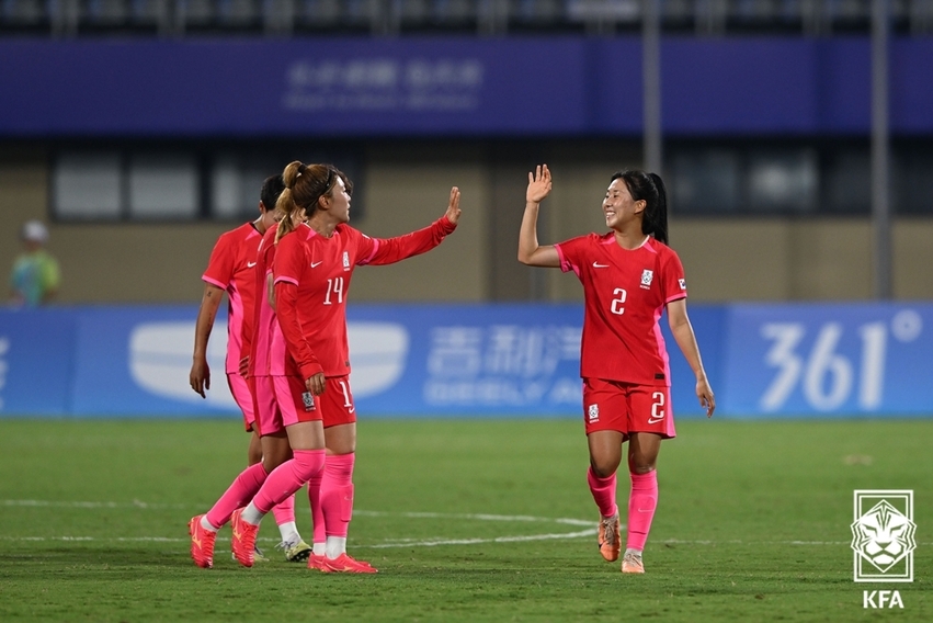 추효주(오른쪽)와 전은하가 지난 항저우 아시안게임 미얀마전 승리 후 기쁨을 나누고 있다.