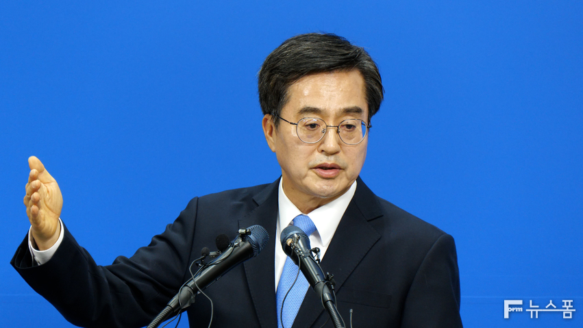 김동연 경기도지사가 6일 오전 경기도청에서 열린 2024년 본예산 브리핑 직후 서울 확장과 관련해 공식 입장을 밝히고 있다. /김영준 기자 ojun1256@gmail.com