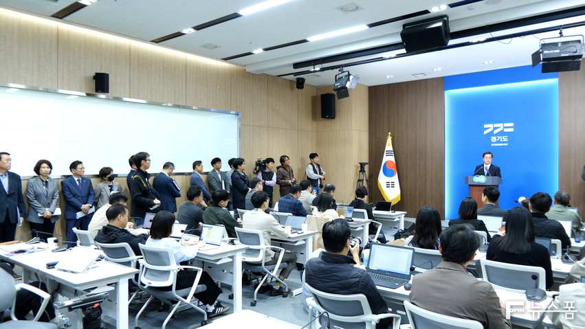 김동연 경기도지사가 6일 오전 경기도청에서 열린 2024년 본예산 브리핑 직후 서울 확장과 관련해 공식 입장을 밝히고 있다. /김영준 기자 ojun1256@gmail.com