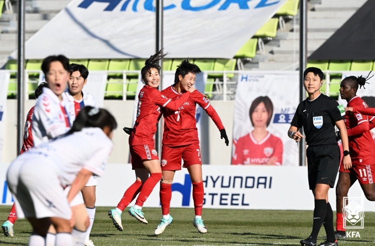 이날 MVP로 선정된 현대제철 손화연(7번)은 해트트릭을 기록했다.
