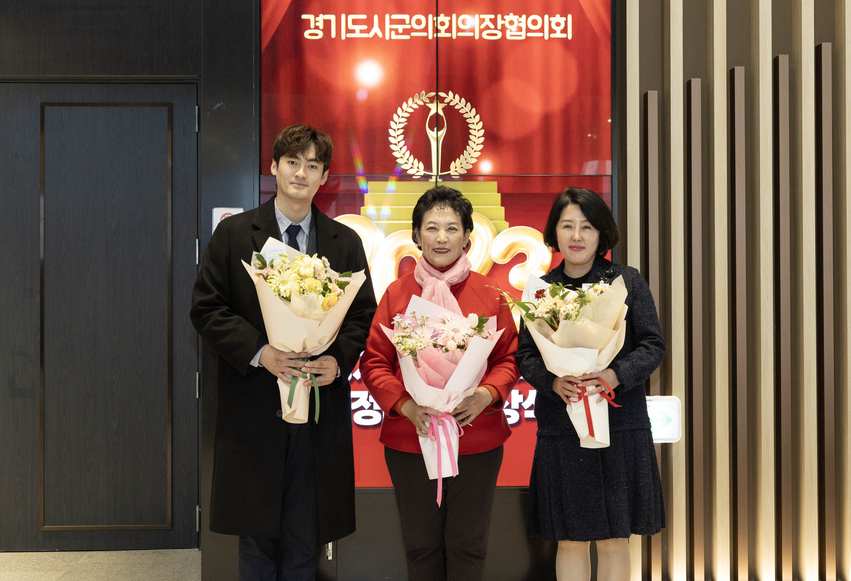 안산시의회 이진분 선현우 황은화 의원이 26일 수원컨벤션센터에서 열린 ‘2023 경기도 시군의회 의정대상 시상식’에서 각각 행정감사와 예산절감, 의정연구발전 분야의 의정활동 우수의원으로 선정돼 상을 받았다. 사진 왼쪽부터 이날 상을 받은 선현우 이진분 황은화 의원의 모습.