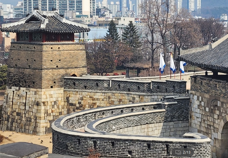 수원시 마크에 형상화된 화성의 일부사진입니다. 