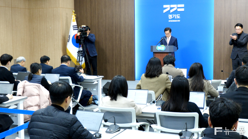 김동연 경기도지사는 3일 오전 경기도청 브리핑룸에서 기자회견을 열고 윤 정부의 침묵으로 총선 전 경기북부특별자치도 설치를 위한 주민투표와 특별법 처리가 무산된 것에 대해 불편한 심경을 드러냈다.