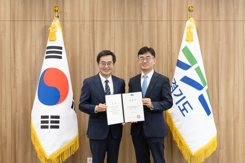 10일 오전 경기도지사 집무실에서 김동연 경기도지사가 김현곤 경제부지사에게 임용장을 수여한 뒤 기념촬영을 하고 있다.