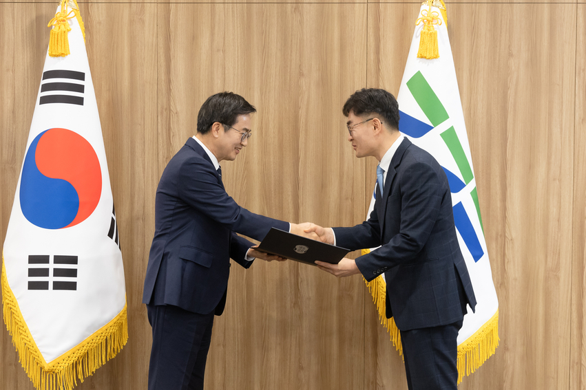 10일 오전 경기도지사 집무실에서 김동연 경기도지사가 김현곤 경제부지사에게 임용장을 수여하고 있다.