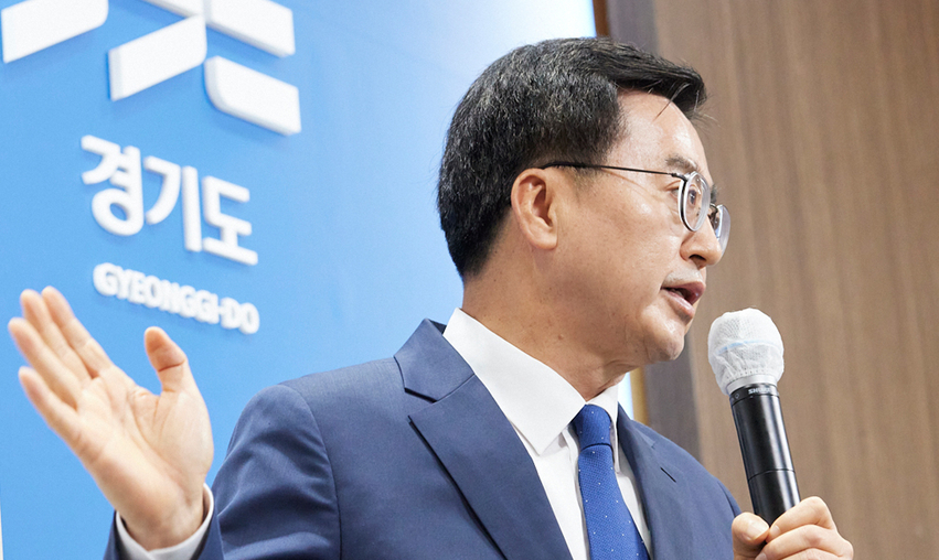 경기도청 브리핑룸에서 기자들에 브리핑을 하고 있는 김동연 경기도지사.