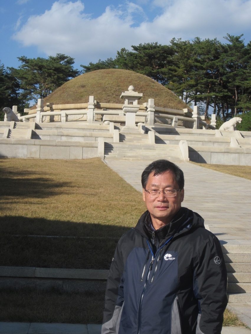 개성 송악산 왕건릉 앞에서 이강석 