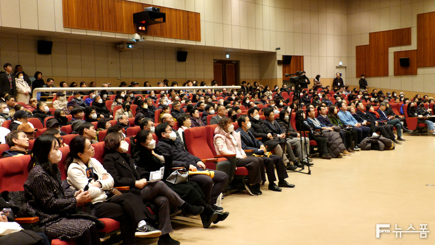 13일 오후 2시 수원시 장안구 보훈교육연구원에서 토지주 주민들을 대상으로 열린 ‘조원동 741 재개발 주민설명회’에서 500여명의 참석자들이 주의 깊게 관계자의 설명을 듣고 있다.
