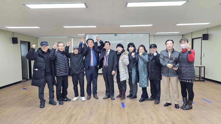 지난 12일 일 치러진 경기도게이트볼협회 회장 보궐선거에서 박준식 전 화성시게이트볼협회장이 당선된 후 박 당선자와 관계자들이 기념촬영을 하고 있다.