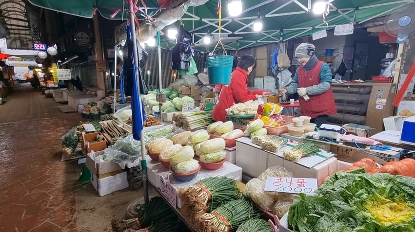 수원병 김세연 예비후보가 14일 오후 영동시장을 찾아 상인들과 만나고 있다.