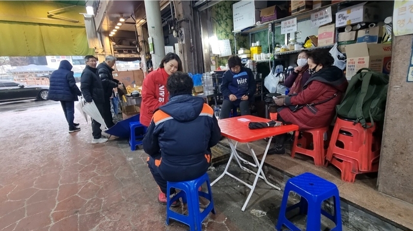 수원병 김세연 예비후보가 14일 오후 영동시장을 찾아 상인들과 만나고 있다.