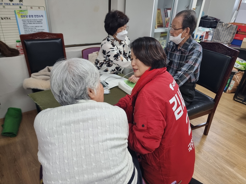 김세연 예비후보(수원무)가 19일 오후 팔달구 우만1동 충효경로당을 찾아 보건소 담당 직원으로부터 건강체크를 받고 있는 어르신과 대화를 나누고 있다.
