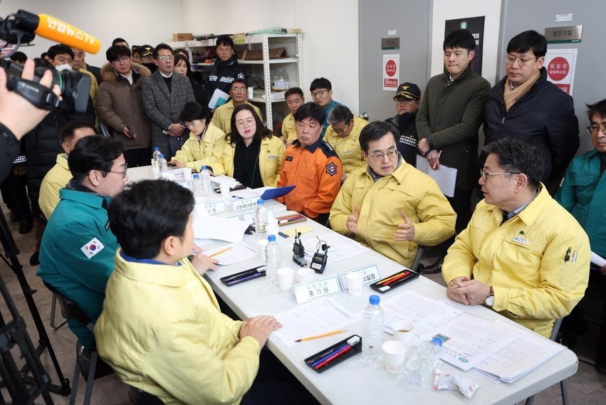 22일 오전 김동연 경기도지사가 평택, 화성 대규모 수질오염 현장점검을 위해 양감수질복원센터를 방문해 현장 상황 브리핑 및 대응방안을 논의 하고 있다.